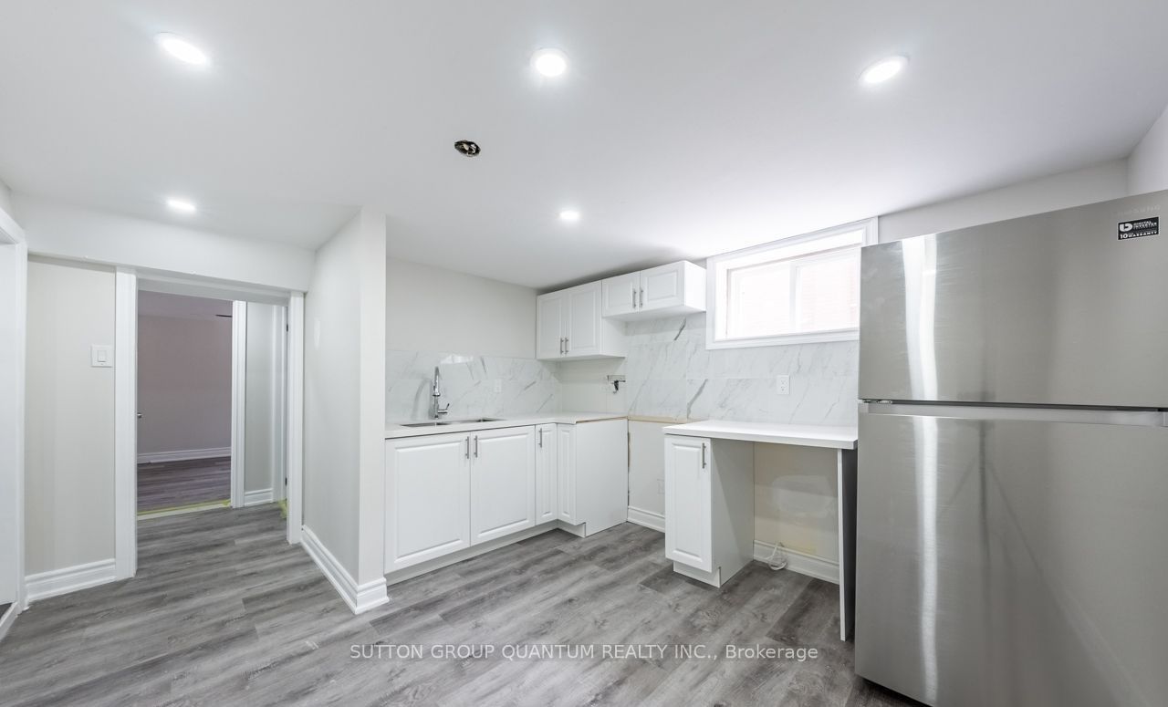 313 Ashbury Road E Lower