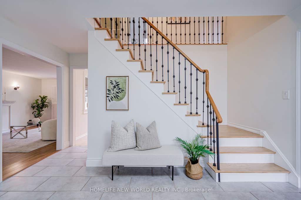 Photo of 5 Hopedale Court, Mississauga, ON L5M 2G1 (MLS # W13492068)