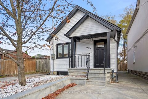 709 Willard Avenue Upper Toronto ON M6S 3S7