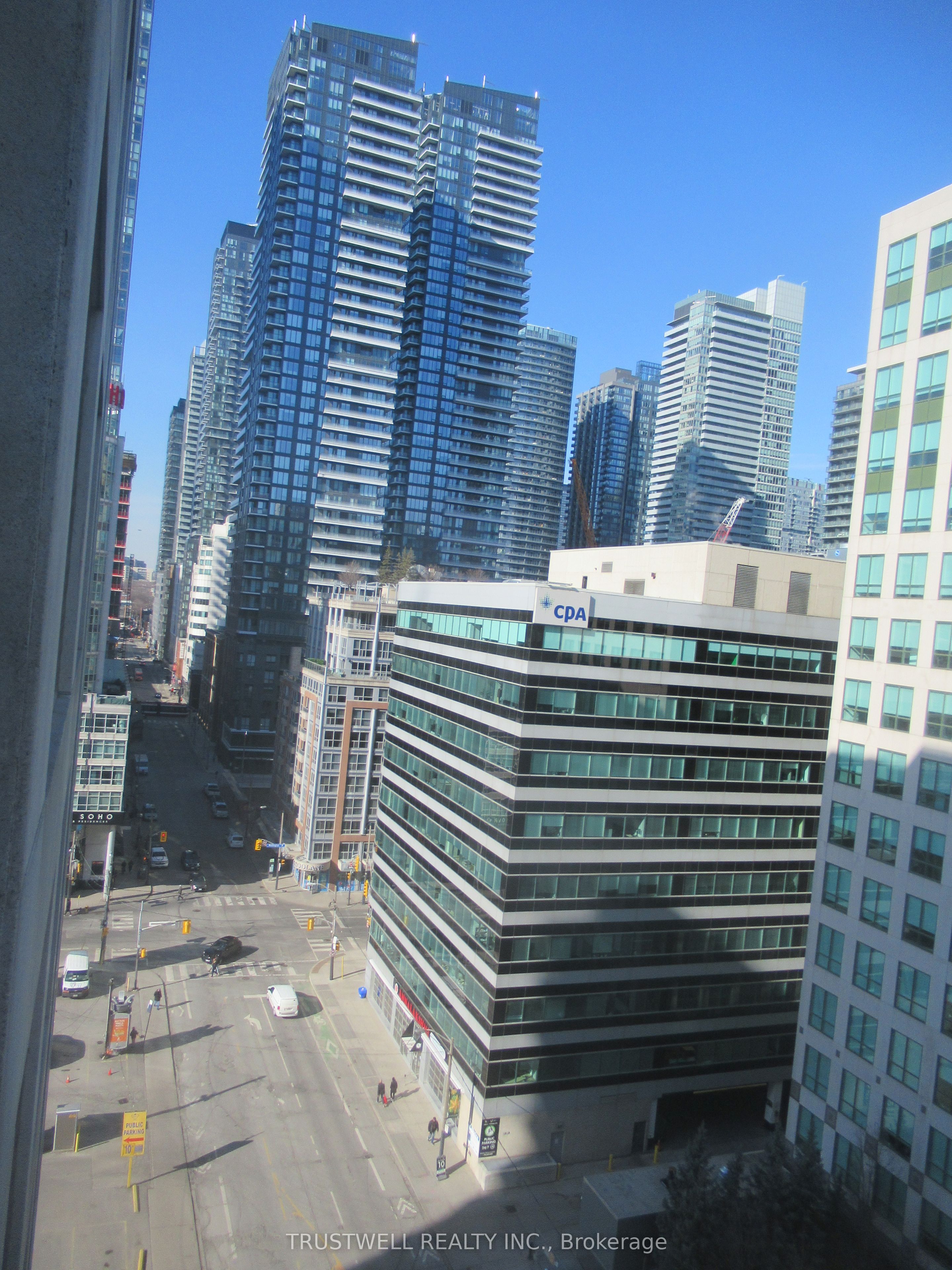 20 Blue Jays Way 1409