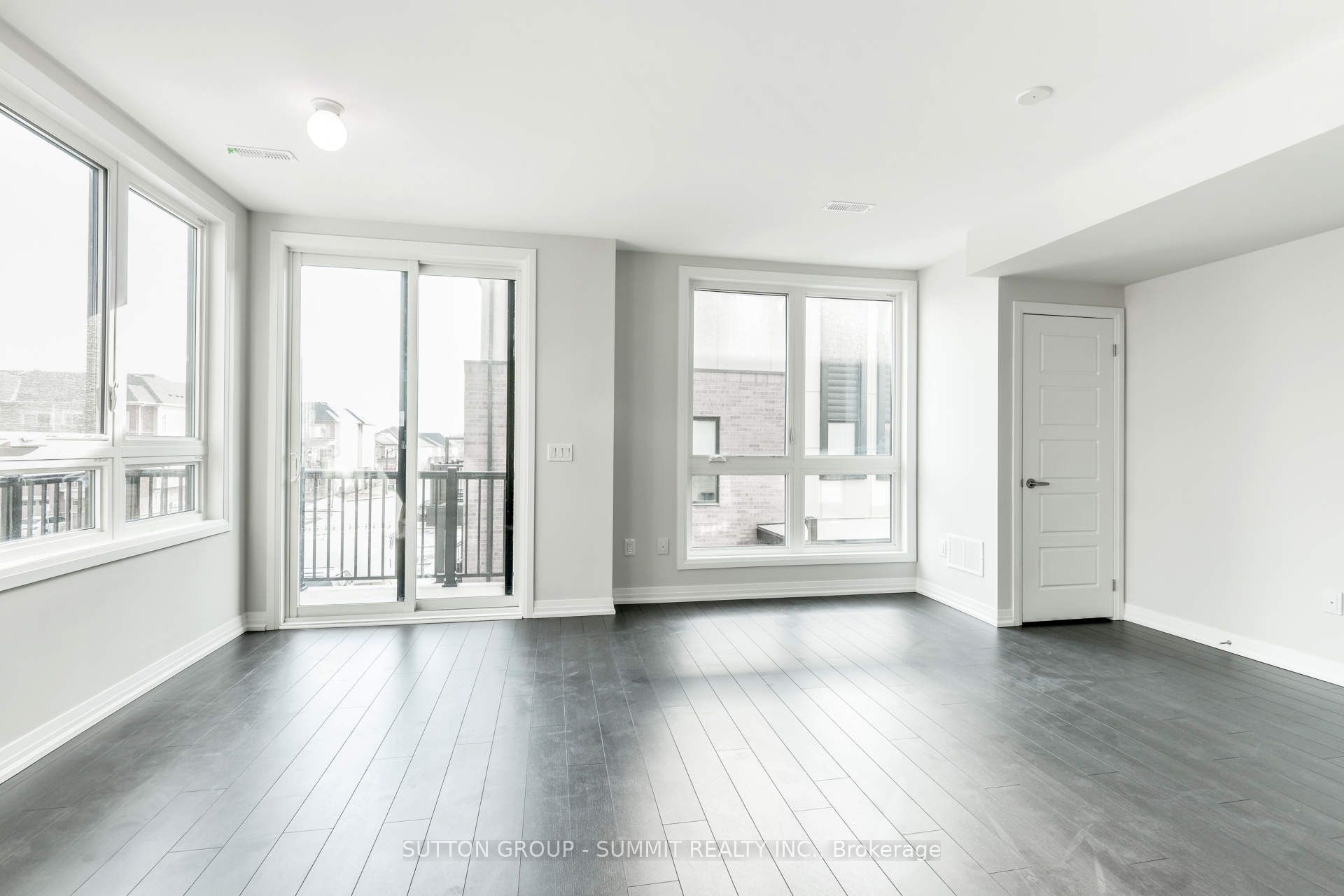 1200 MAIN Street E 209