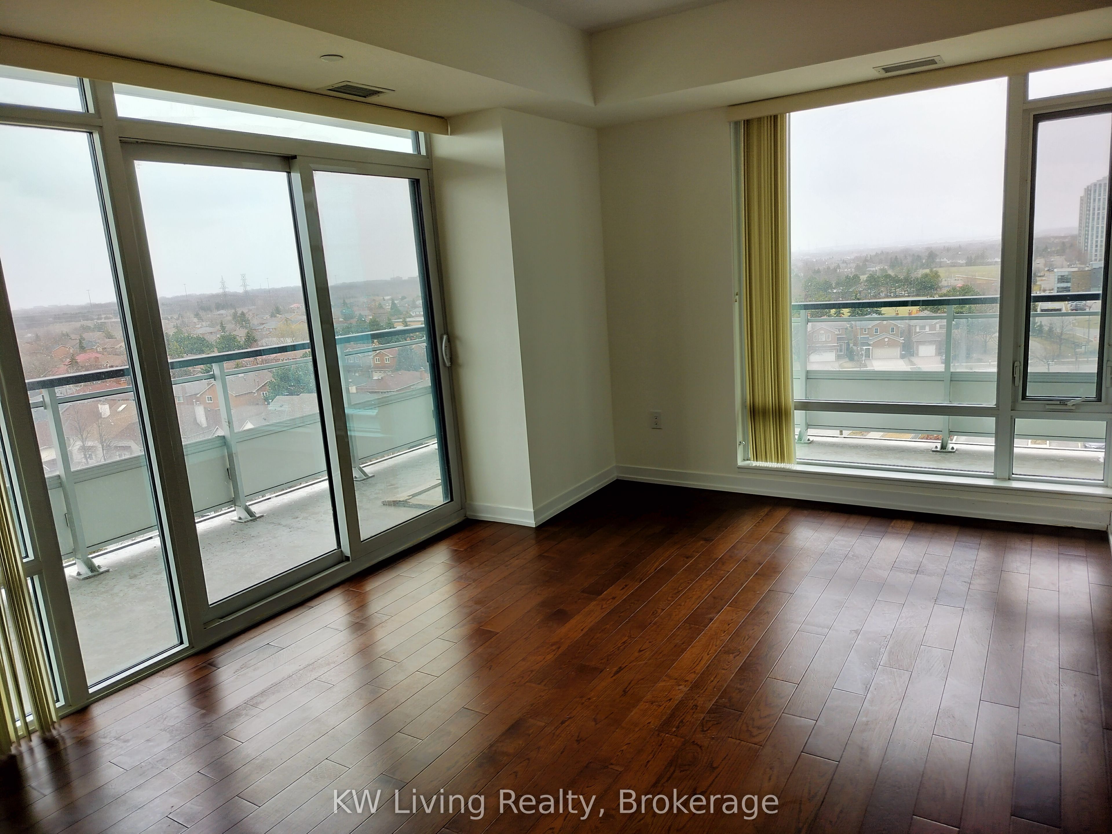 2560 Eglinton Avenue W 805