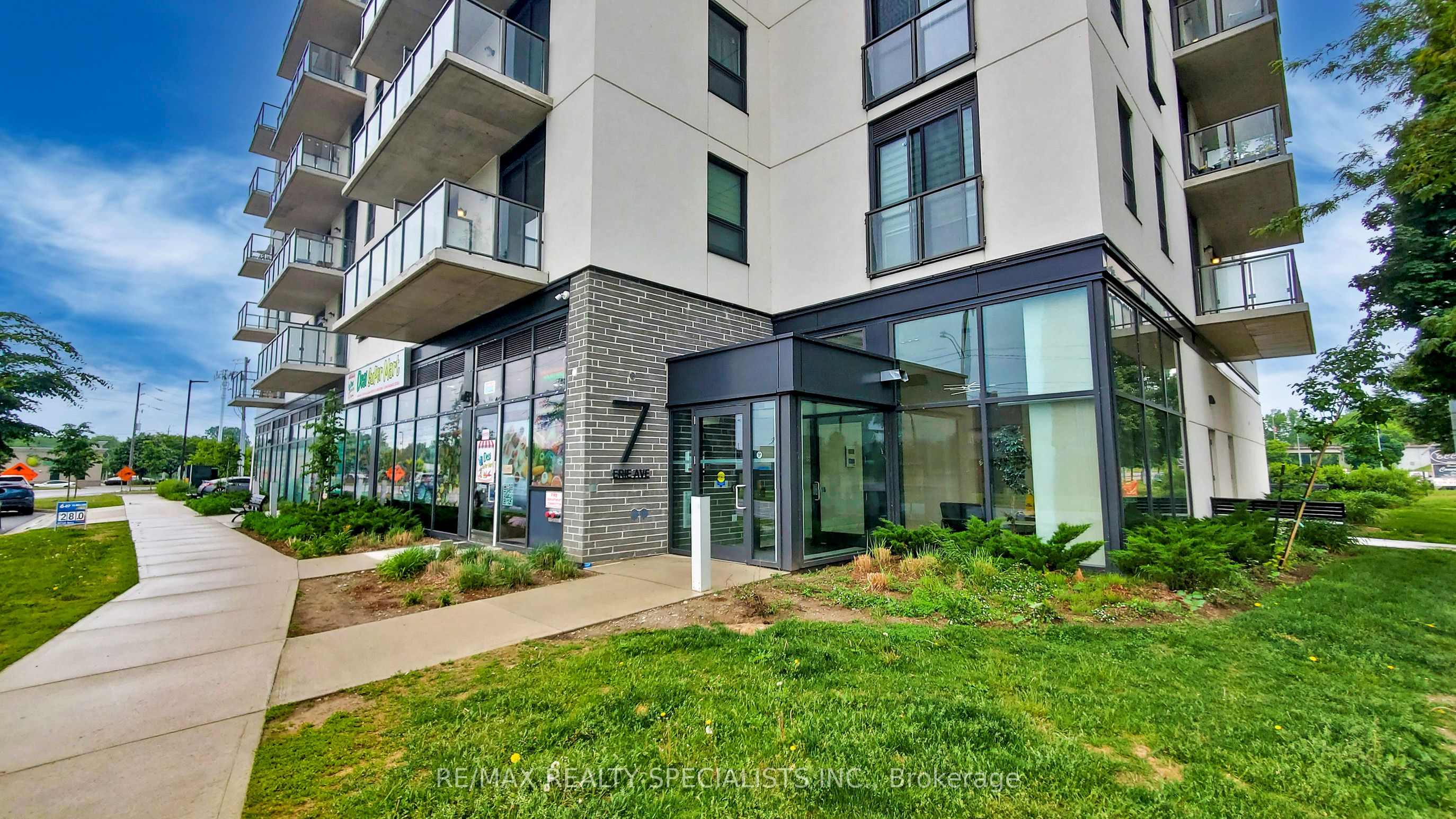 Photo 1 of 32 — 7 ERIE Avenue 809, Brantford, ON N3S 2E7