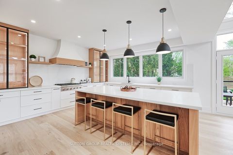 214 Shaver Avenue N Toronto ON M9B 4P3