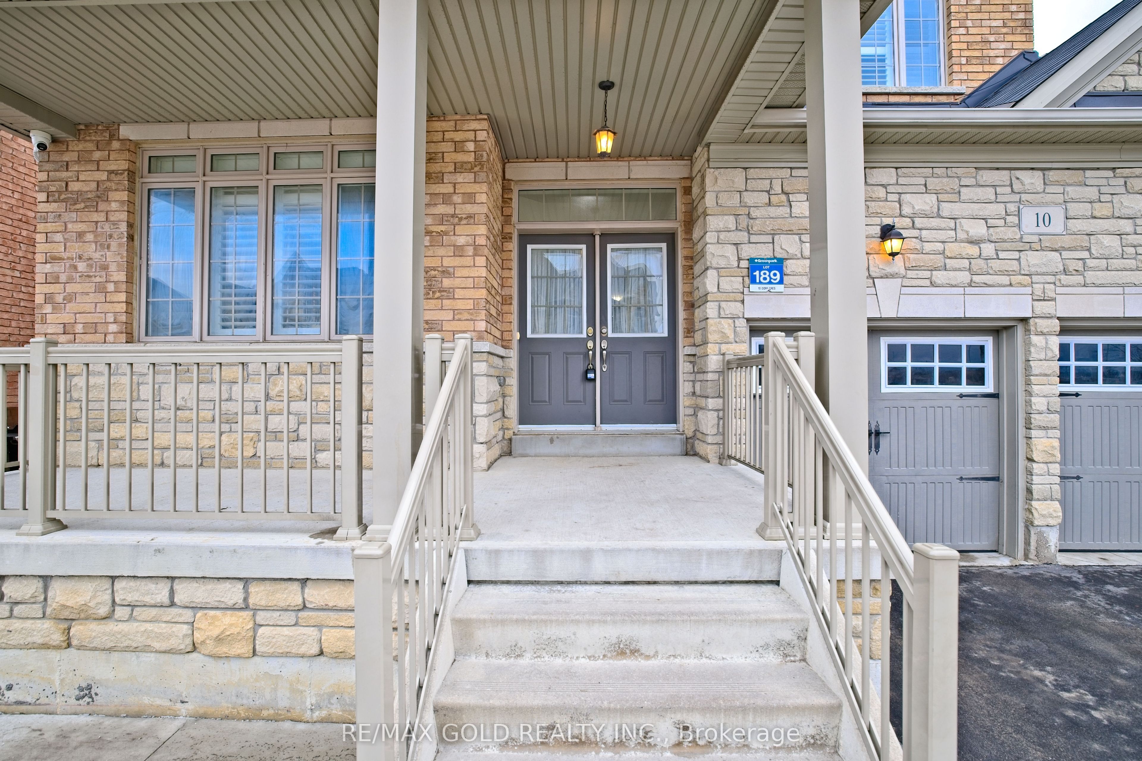 10 Dopp Crescent