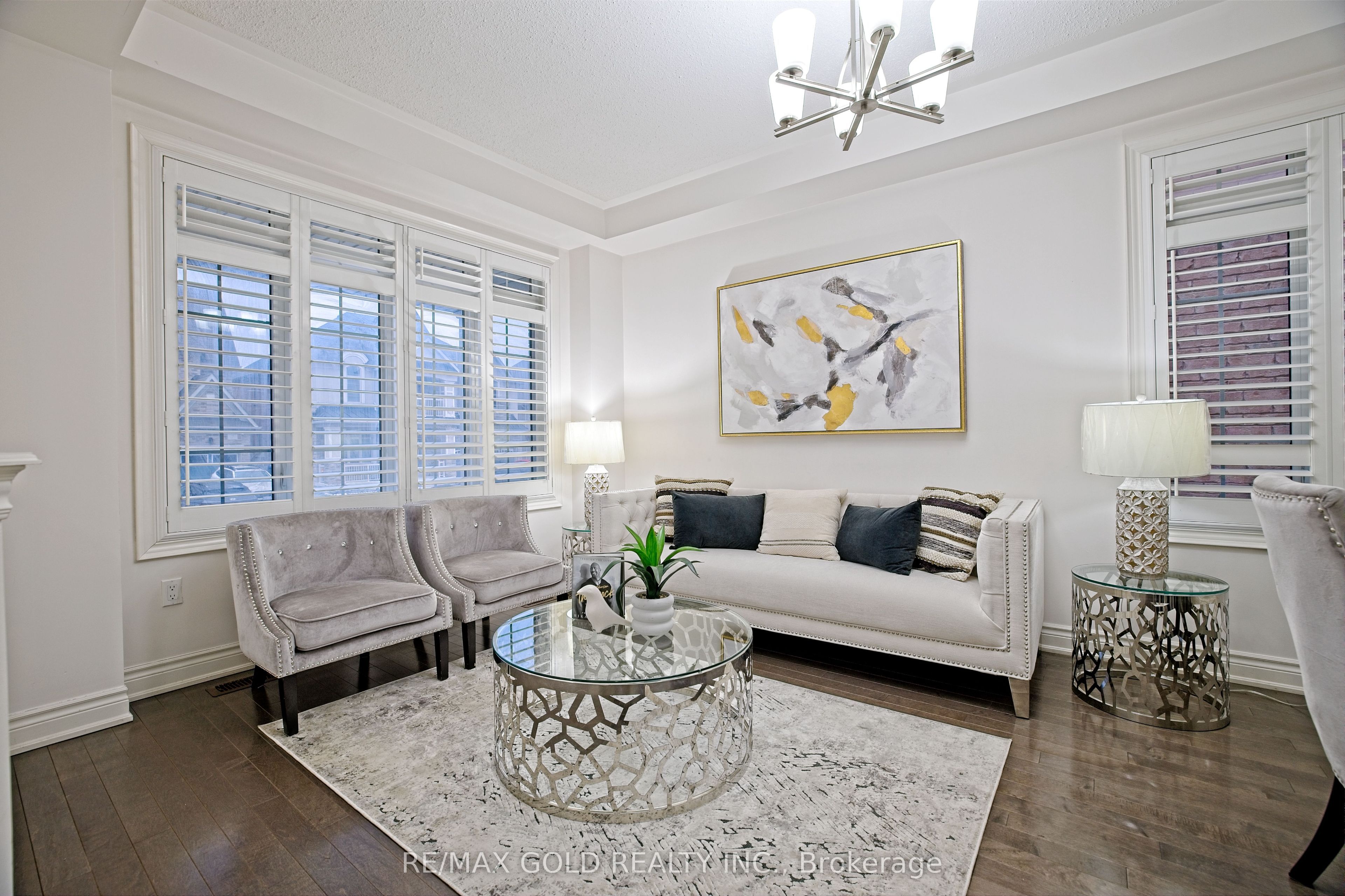 10 Dopp Crescent