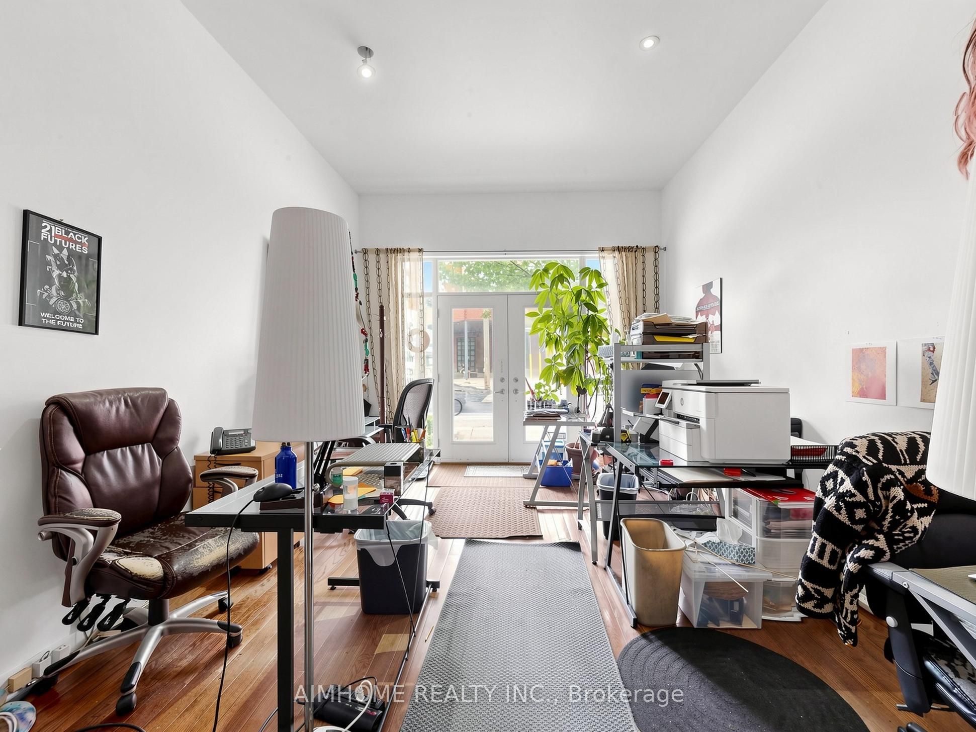 1089 Dundas Street E