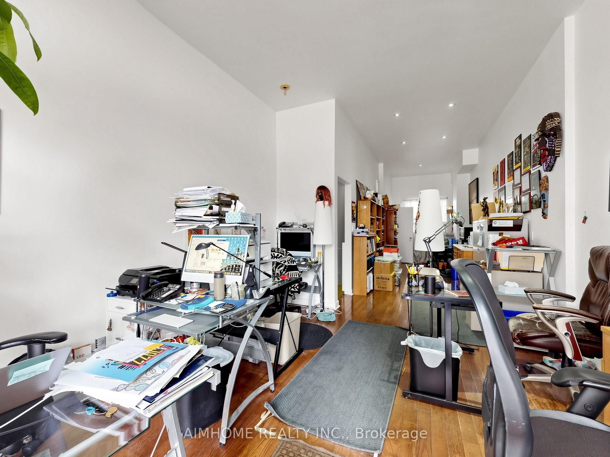1089 Dundas Street E