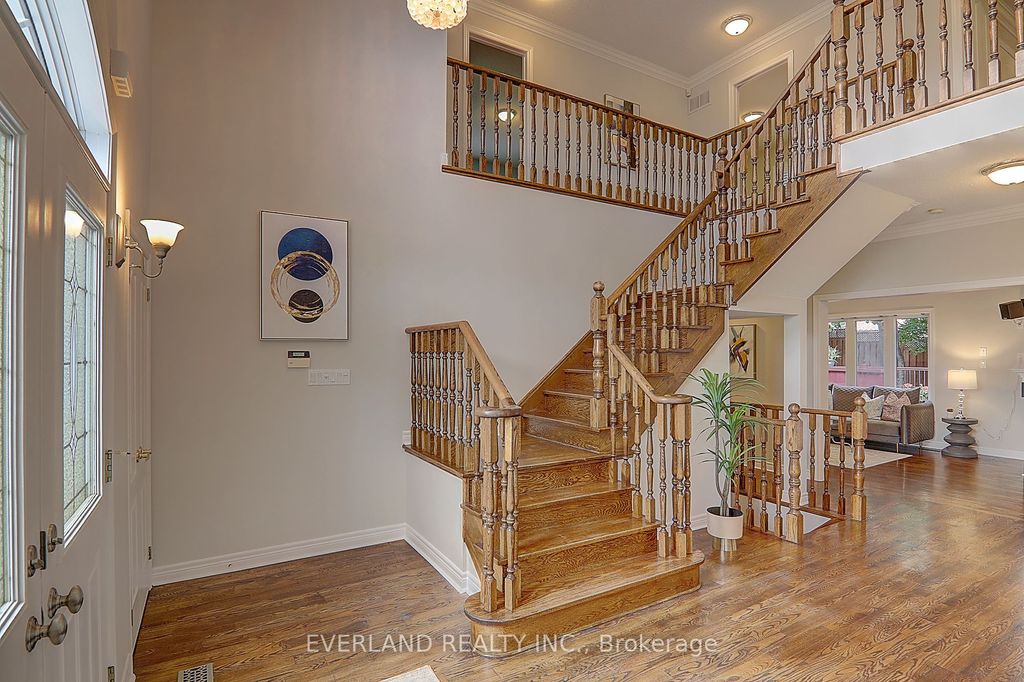 Photo of 922 Best Circle, Newmarket, ON L3X 2H8 (MLS # N13010508)