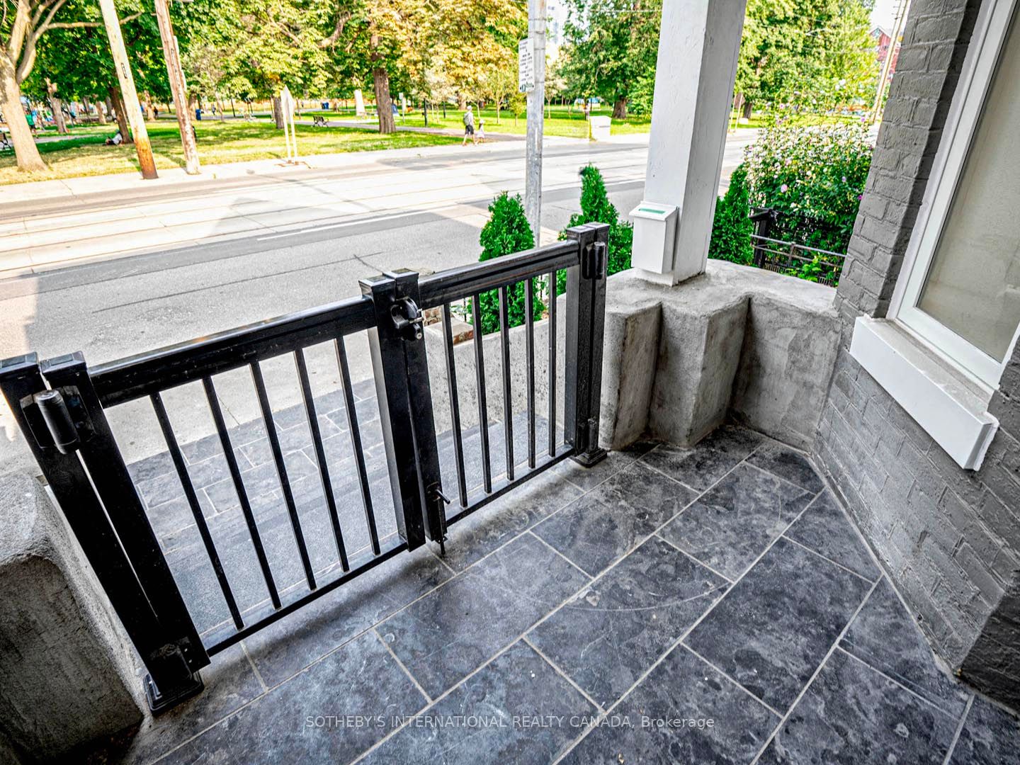 290 Bathurst Street