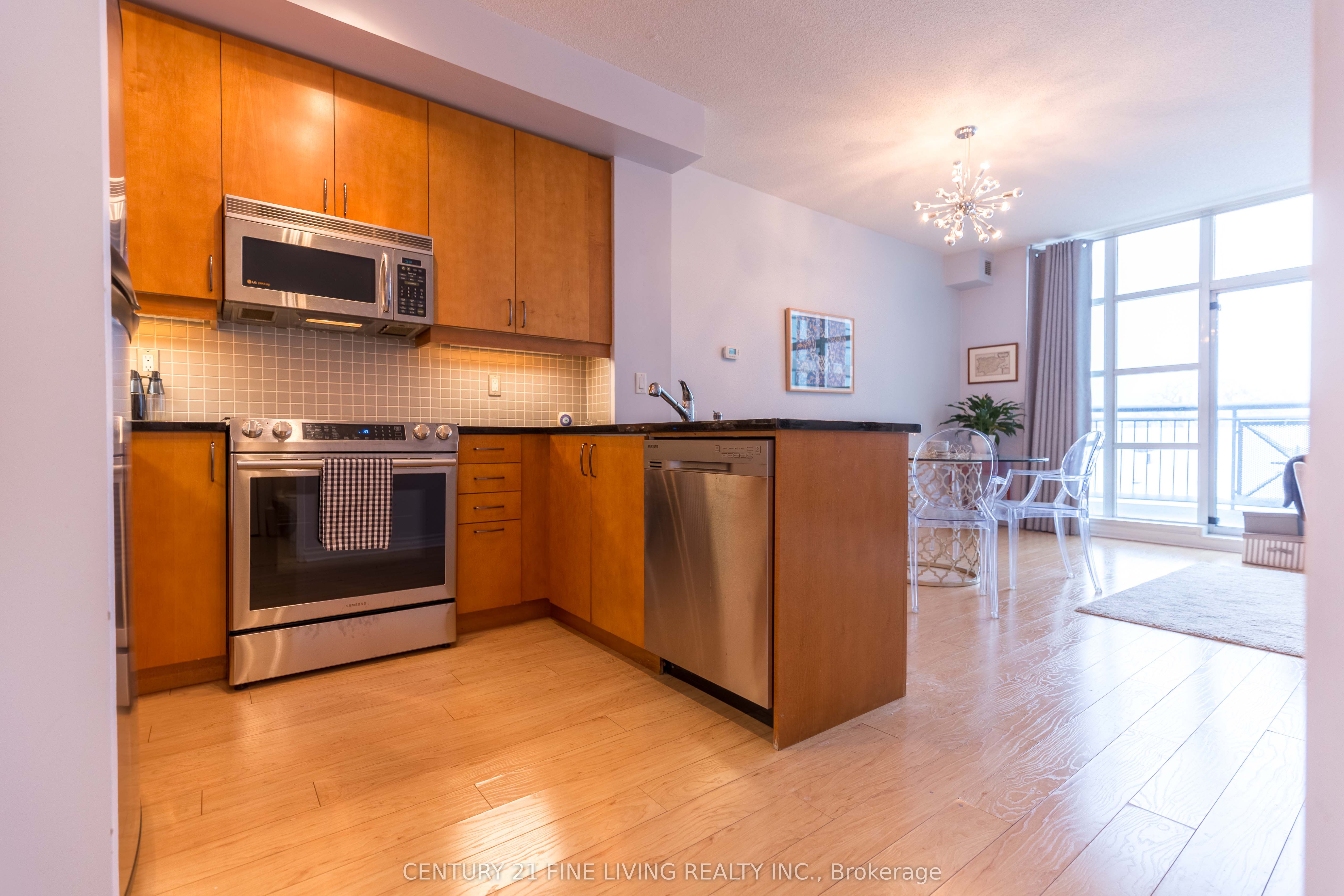 901 Queen Street W 419