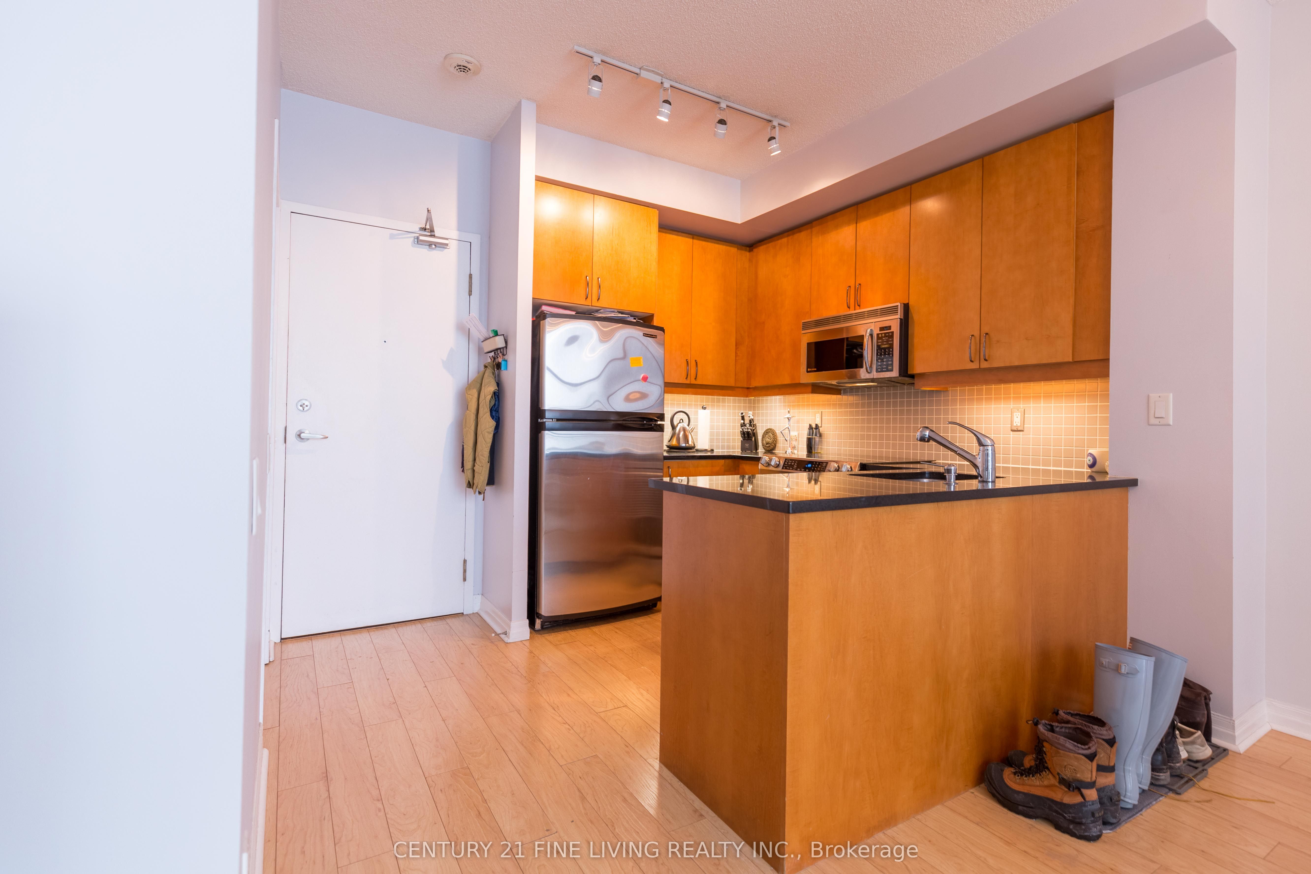 901 Queen Street W 419