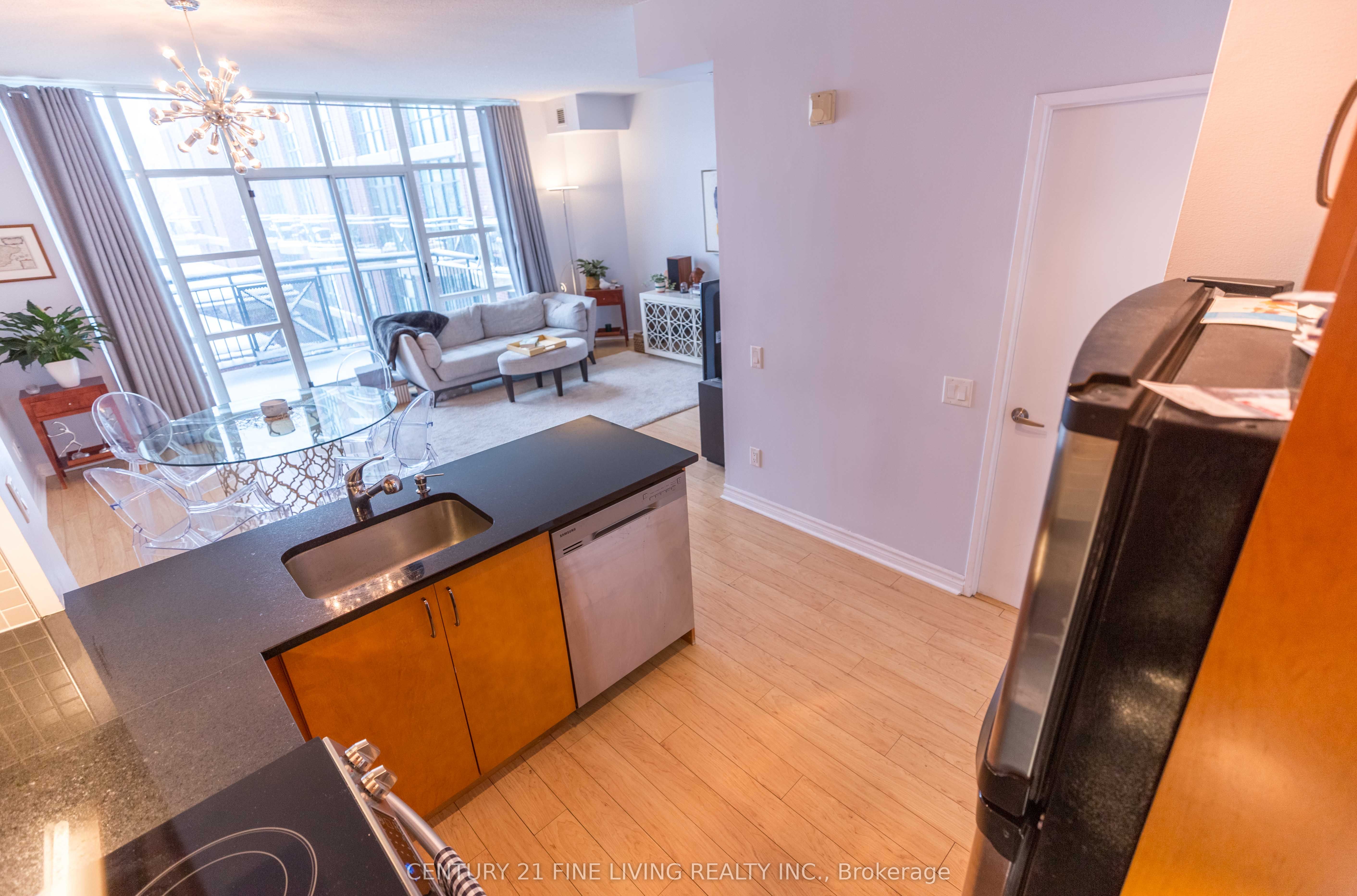 901 Queen Street W 419