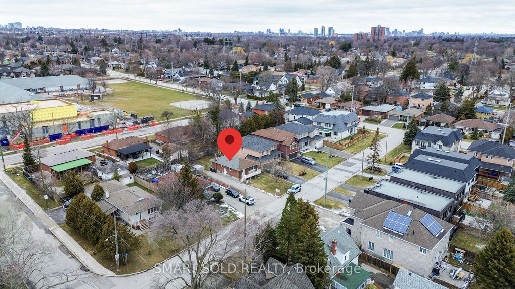 Photo of 995 Garrard Avenue, Mississauga, ON L5E 1L4 (MLS # W12885392)