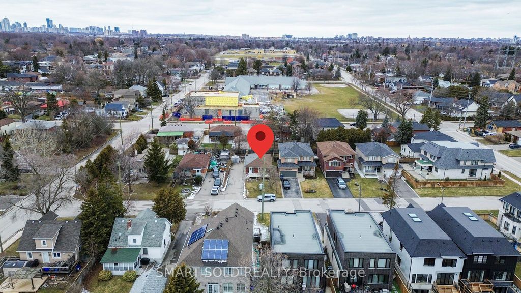 Photo of 995 Garrard Avenue, Mississauga, ON L5E 1L4 (MLS # W12885392)