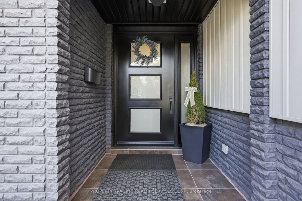 Photo of 696 Francis Road, Burlington, ON L7T 3X7 (MLS # W13038312)