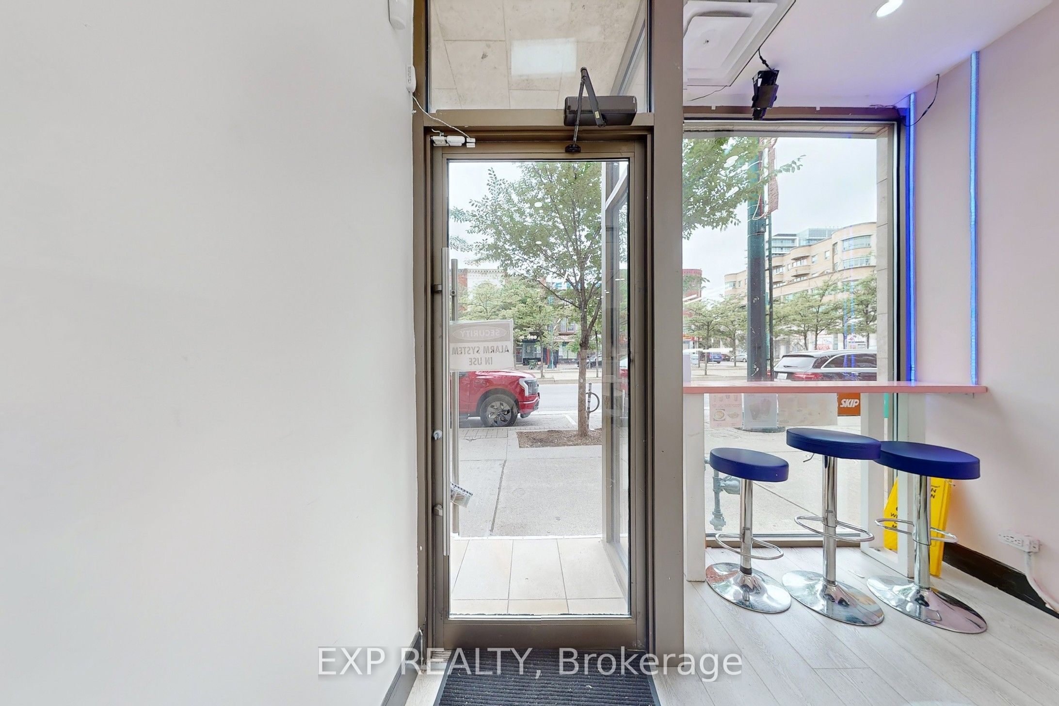 393 Spadina Avenue