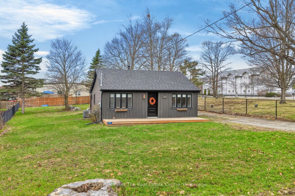 Photo of 935 First Street S, Gravenhurst, ON P1P 1K3 (MLS # X13079924)