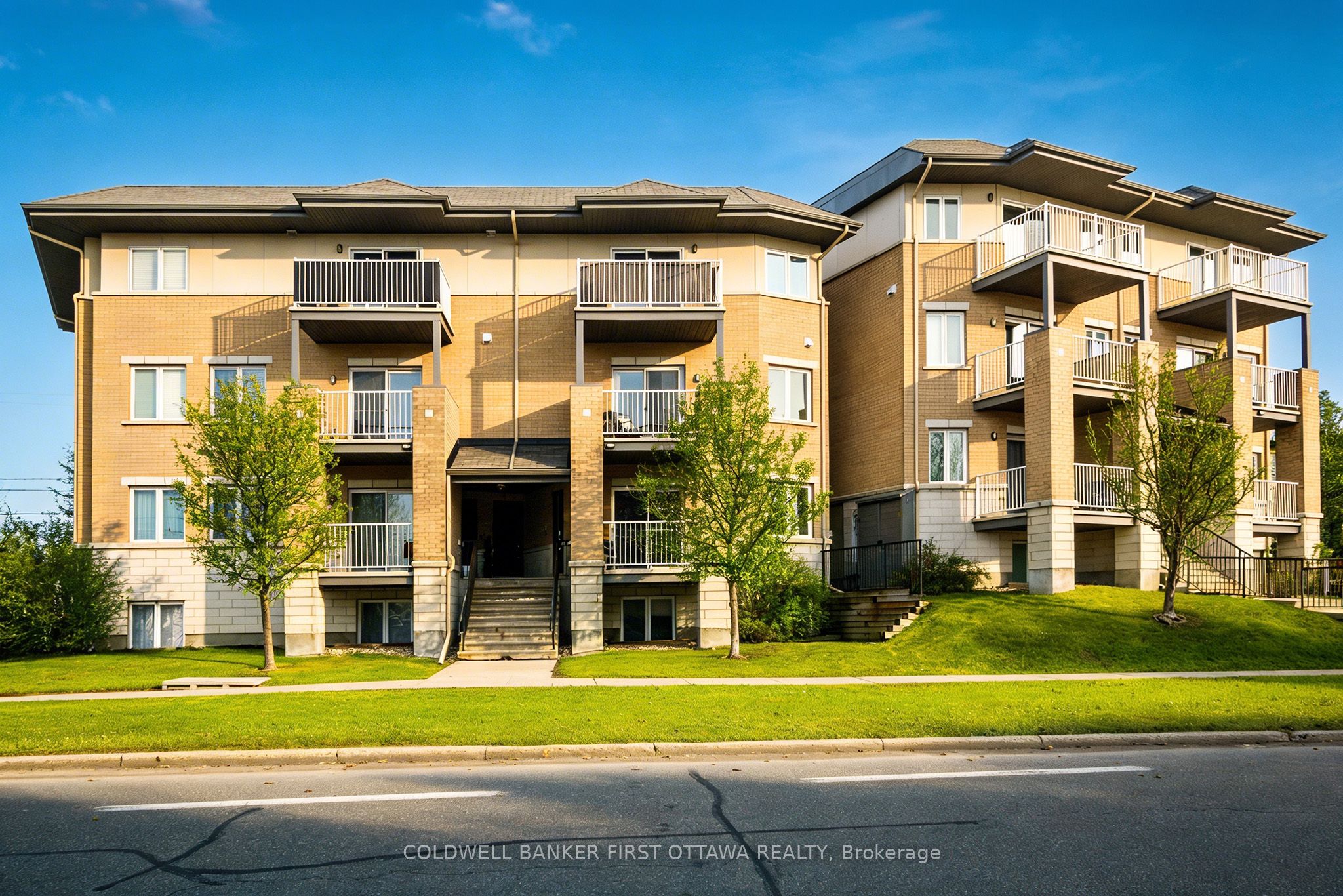 Photo 1 of 26 — 1210 MCWATTERS Road 6, Parkway Park - Queensway Terrace S and Area, ON K2C 3Y2
