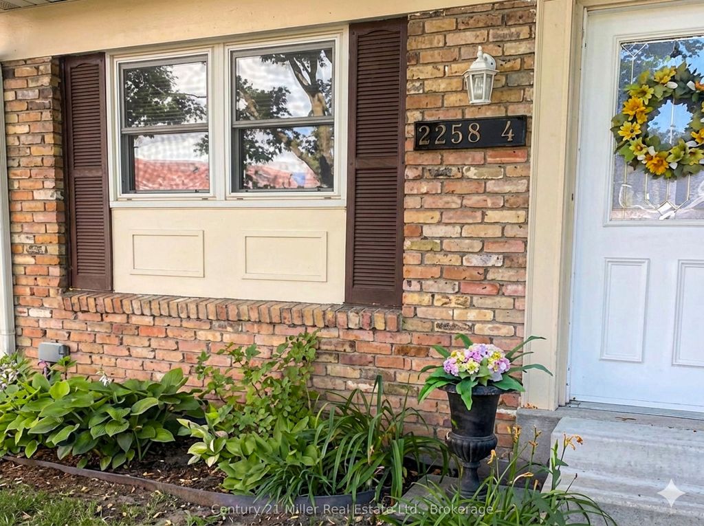 Photo of 2258 Upper Middle Road #4, Burlington, ON L7P 2Z9 (MLS # W12742416)