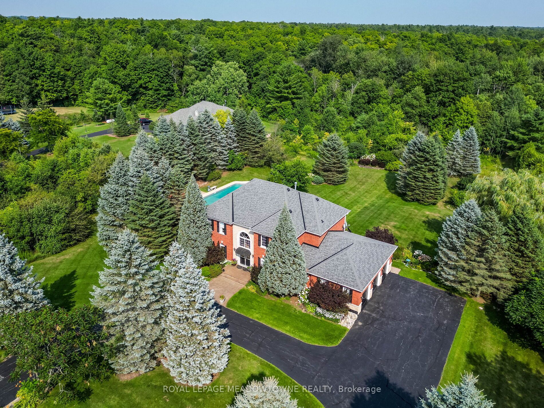 8 Deer Run Crescent