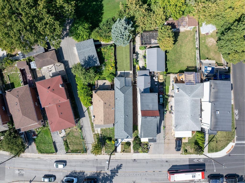 Photo of 972 Cosburn Avenue, Toronto, ON M4C 2W9 (MLS # E12435258)