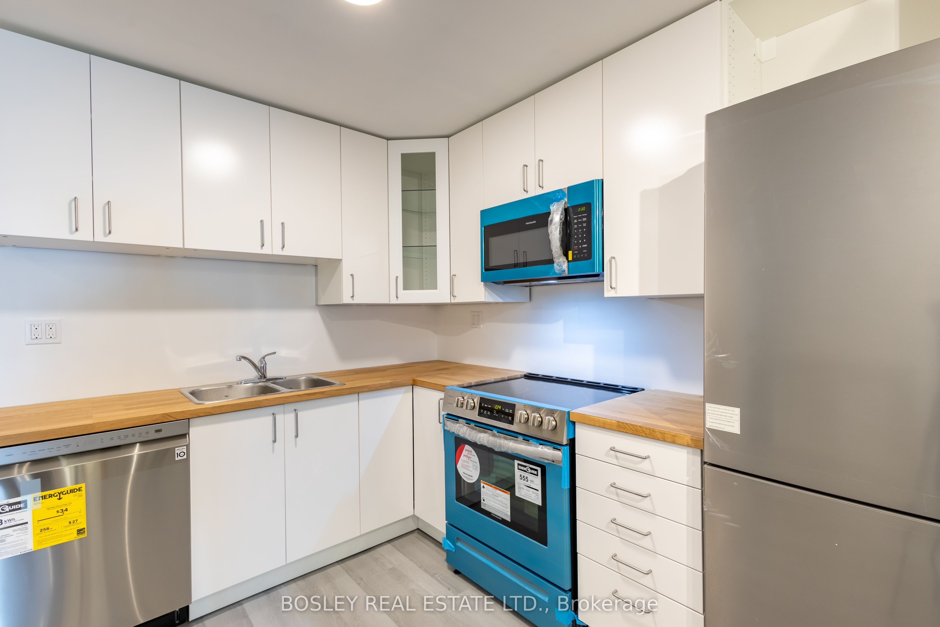 2963 Dundas Street W