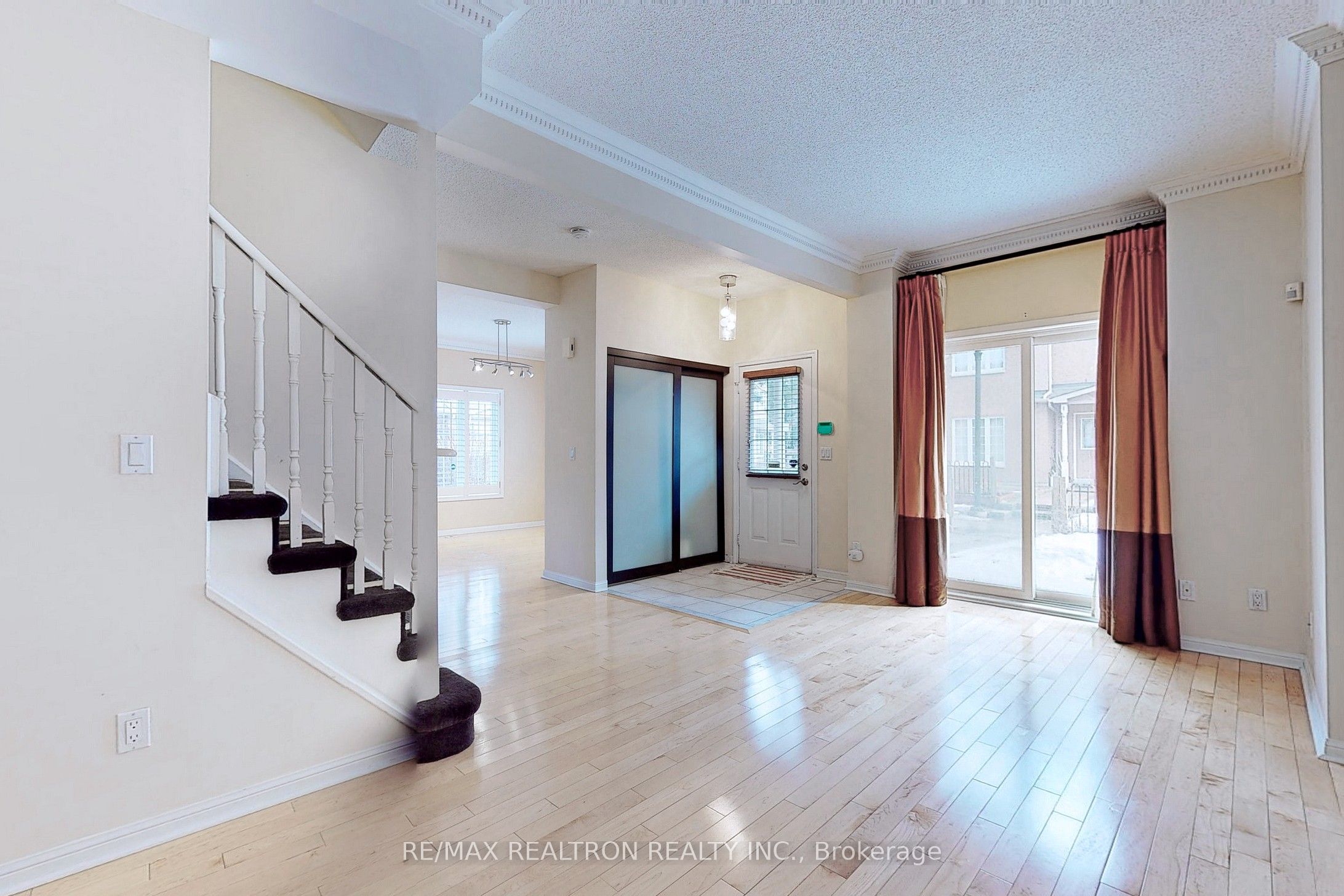 2 Cox Boulevard 7