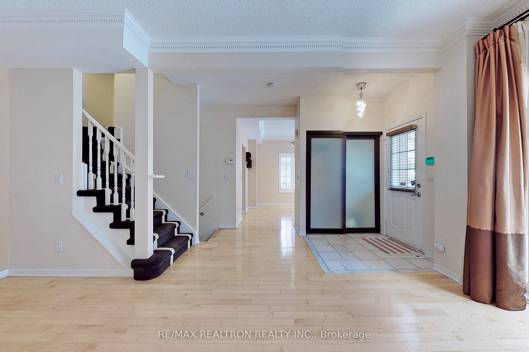 2 Cox Boulevard 7