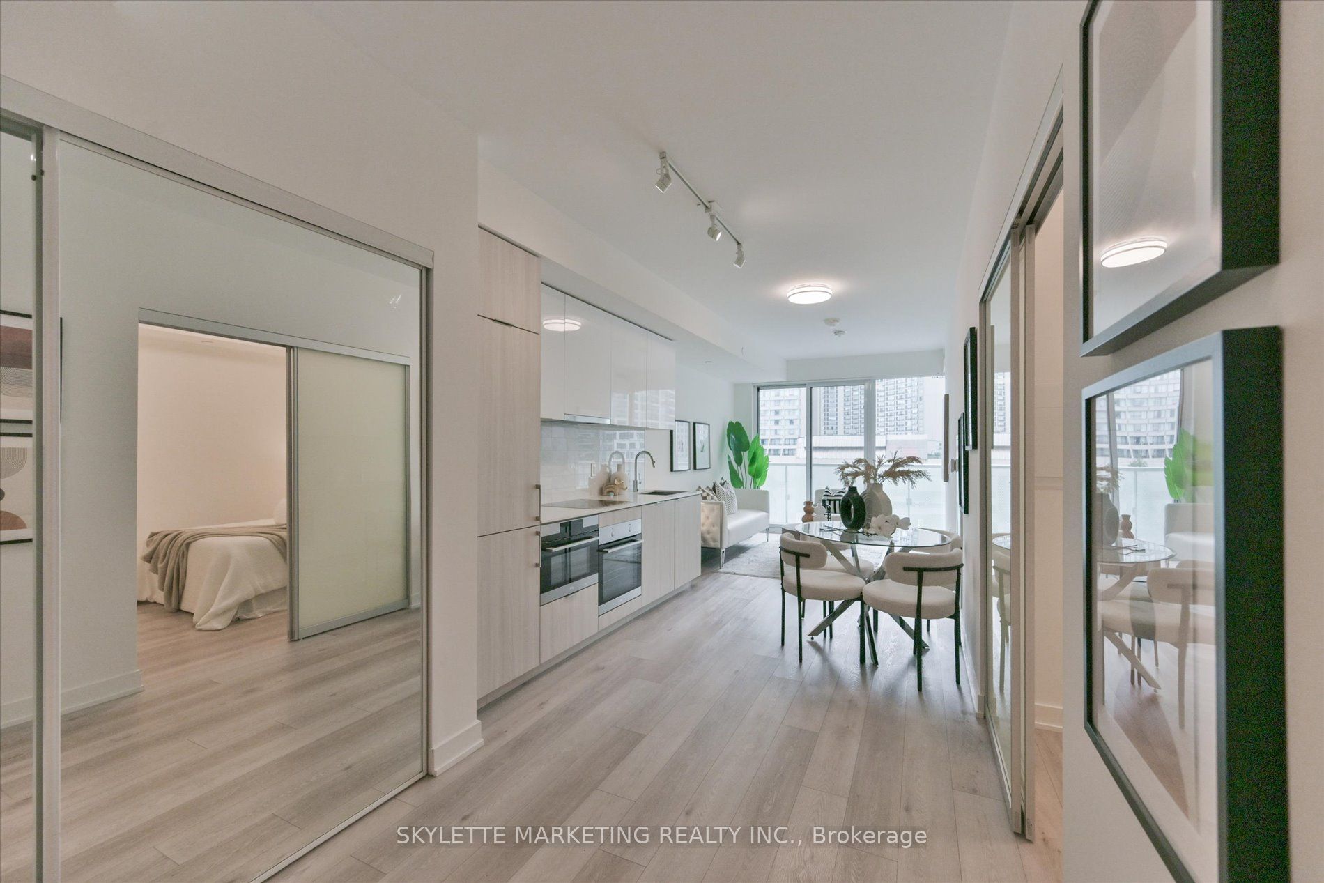 15 Queens Quay E 617