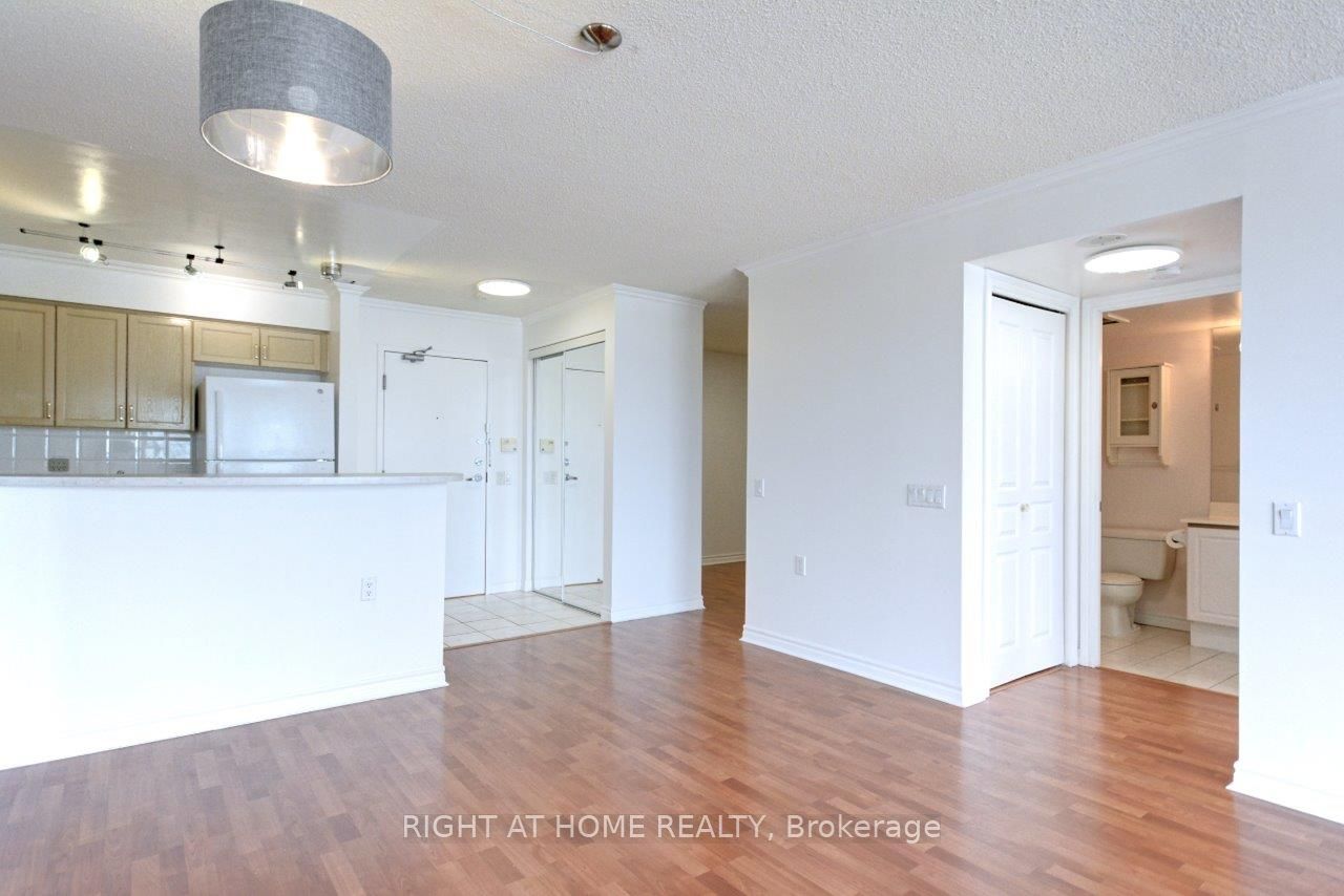 9015 Leslie Street 615