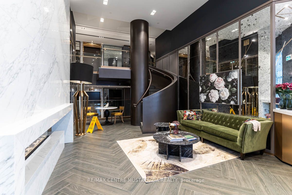 395 Dundas Street W 217