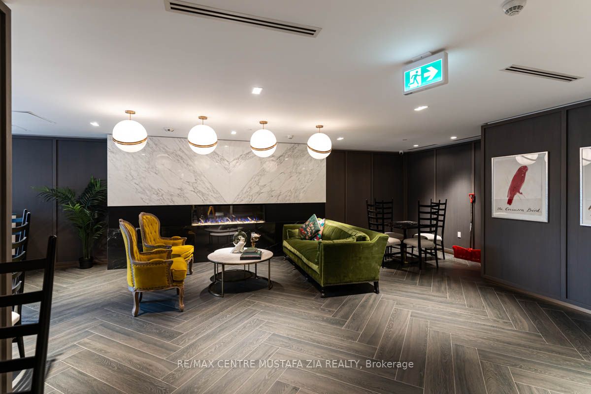 395 Dundas Street W 217