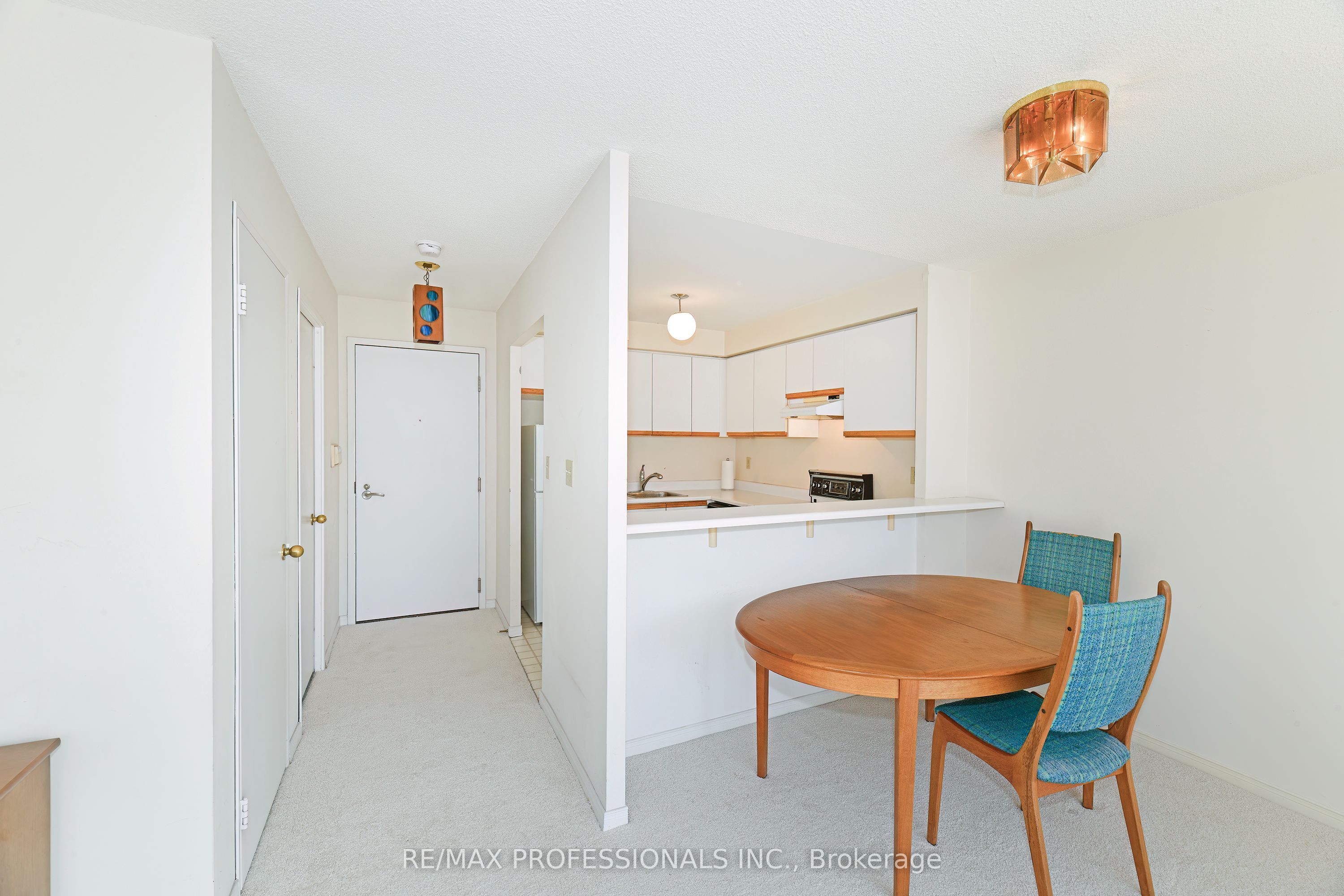 2261 Lakeshore Boulevard W 528