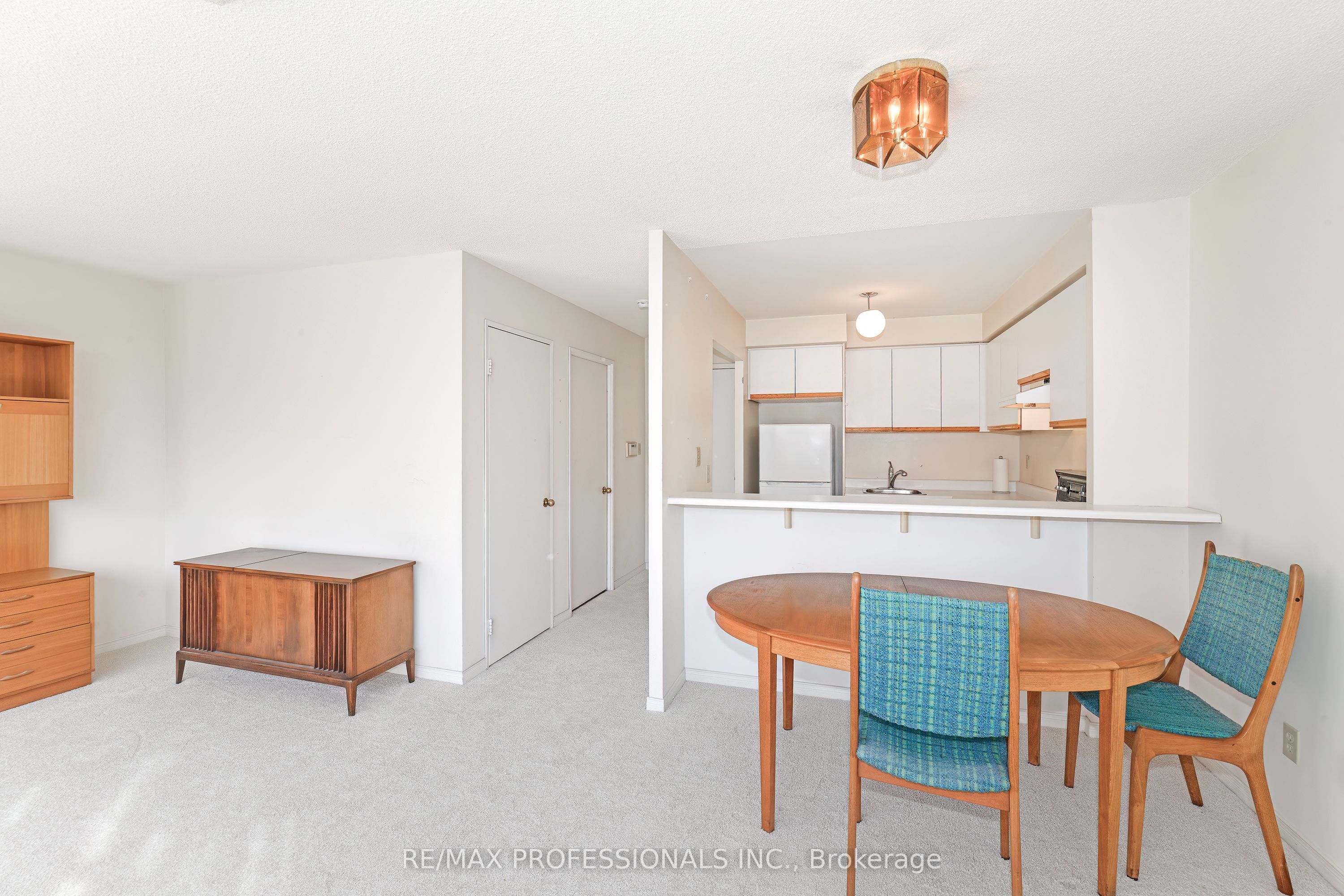 2261 Lakeshore Boulevard W 528