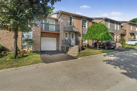 Photo of 900 Dundas St Street W #14, Mississauga, ON L5C 3B3 (MLS # W12395098)