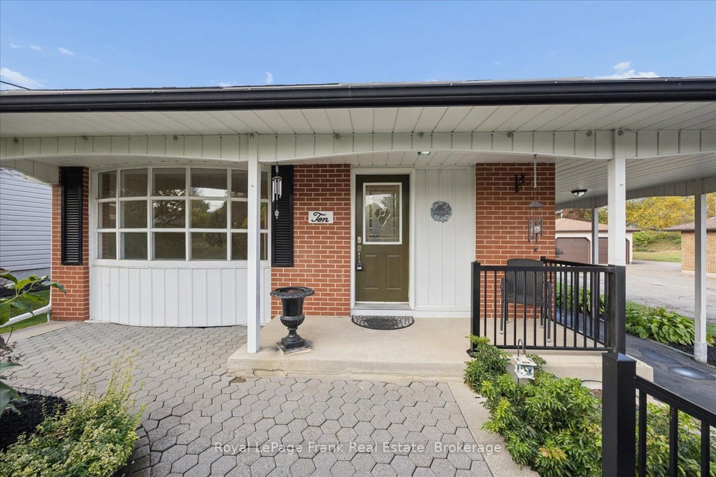 Photo of 10 Sunicrest Boulevard, Clarington, ON L1C 2G7 (MLS # E14032254)