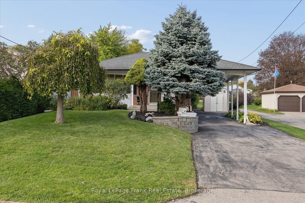 Photo of 10 Sunicrest Boulevard, Clarington, ON L1C 2G7 (MLS # E14032254)