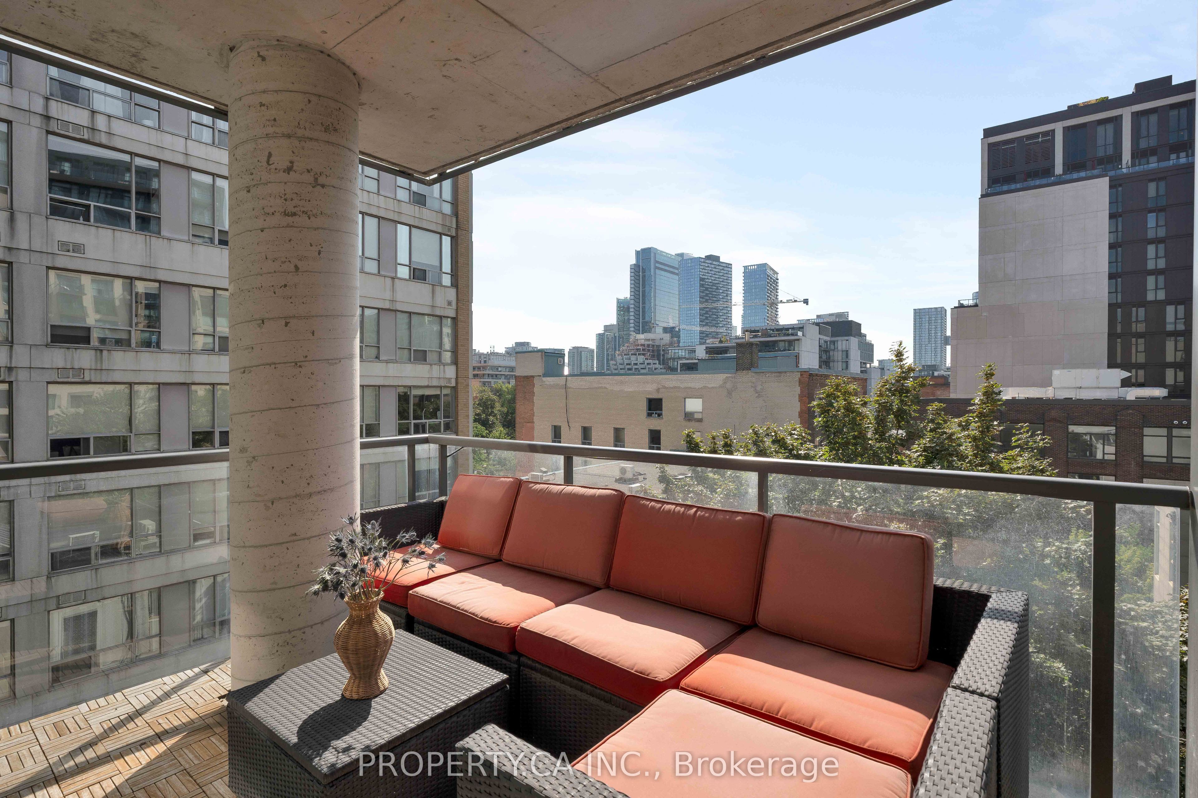 533 Richmond Street W 605