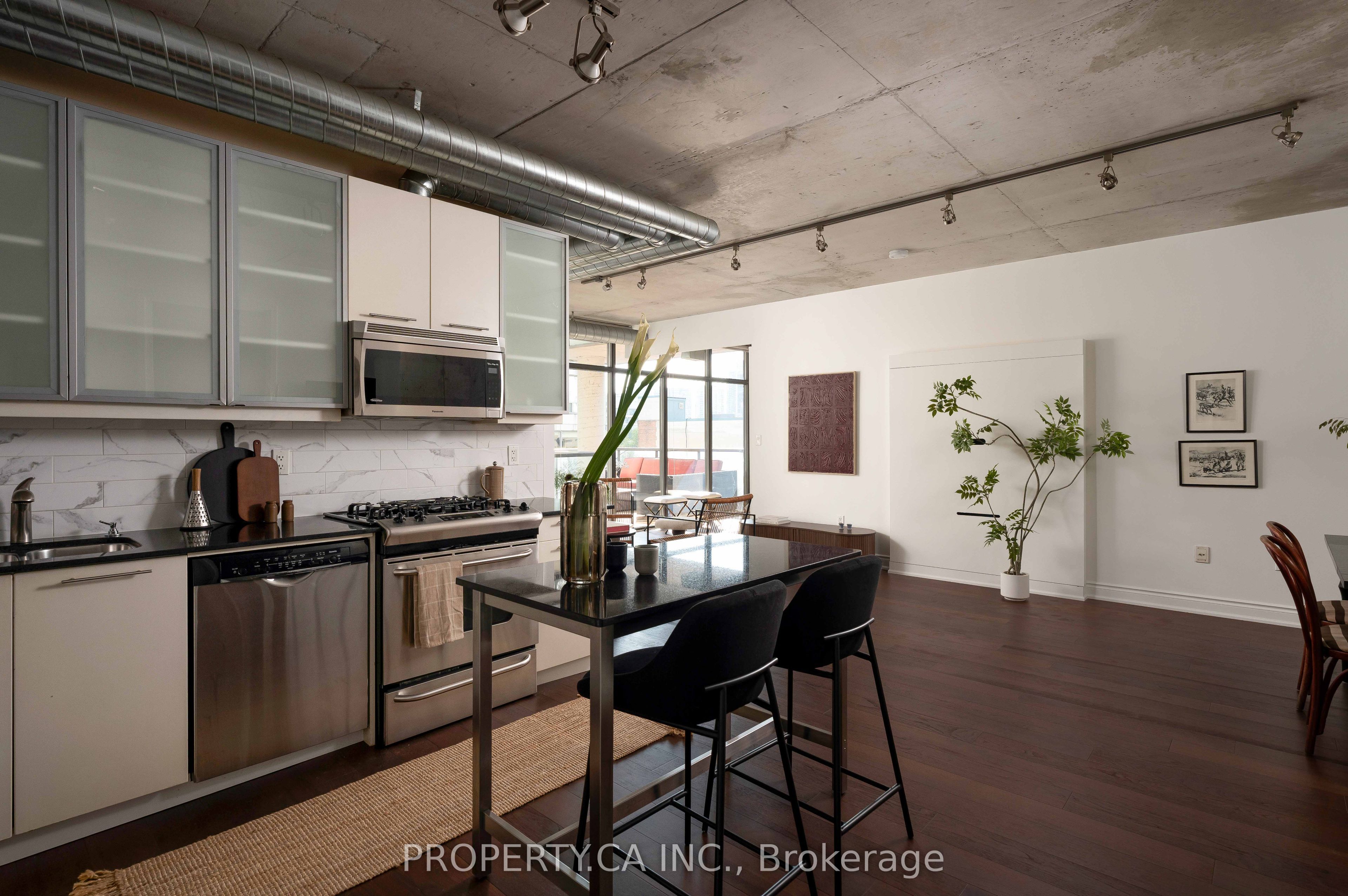 533 Richmond Street W 605