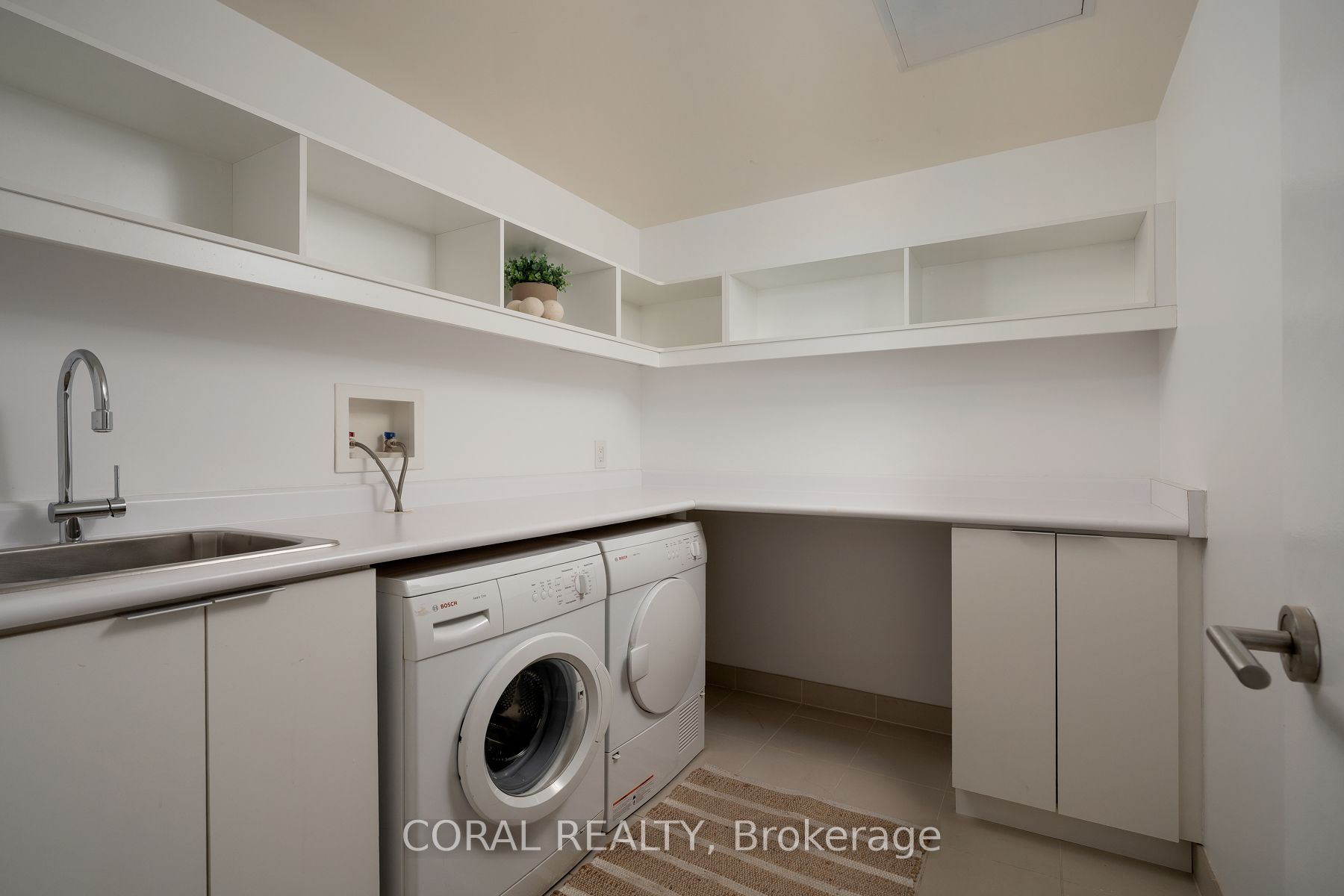 180 University Avenue 3705