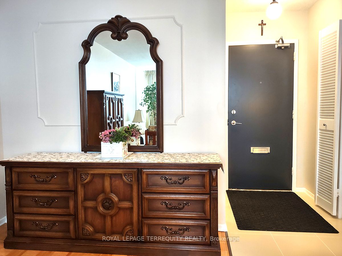 451 The West Mall N/A 917