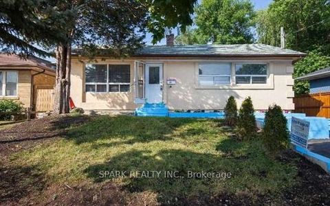 27 Erlesmere Avenue Main (Upper Level) Brampton ON L6W 2T4