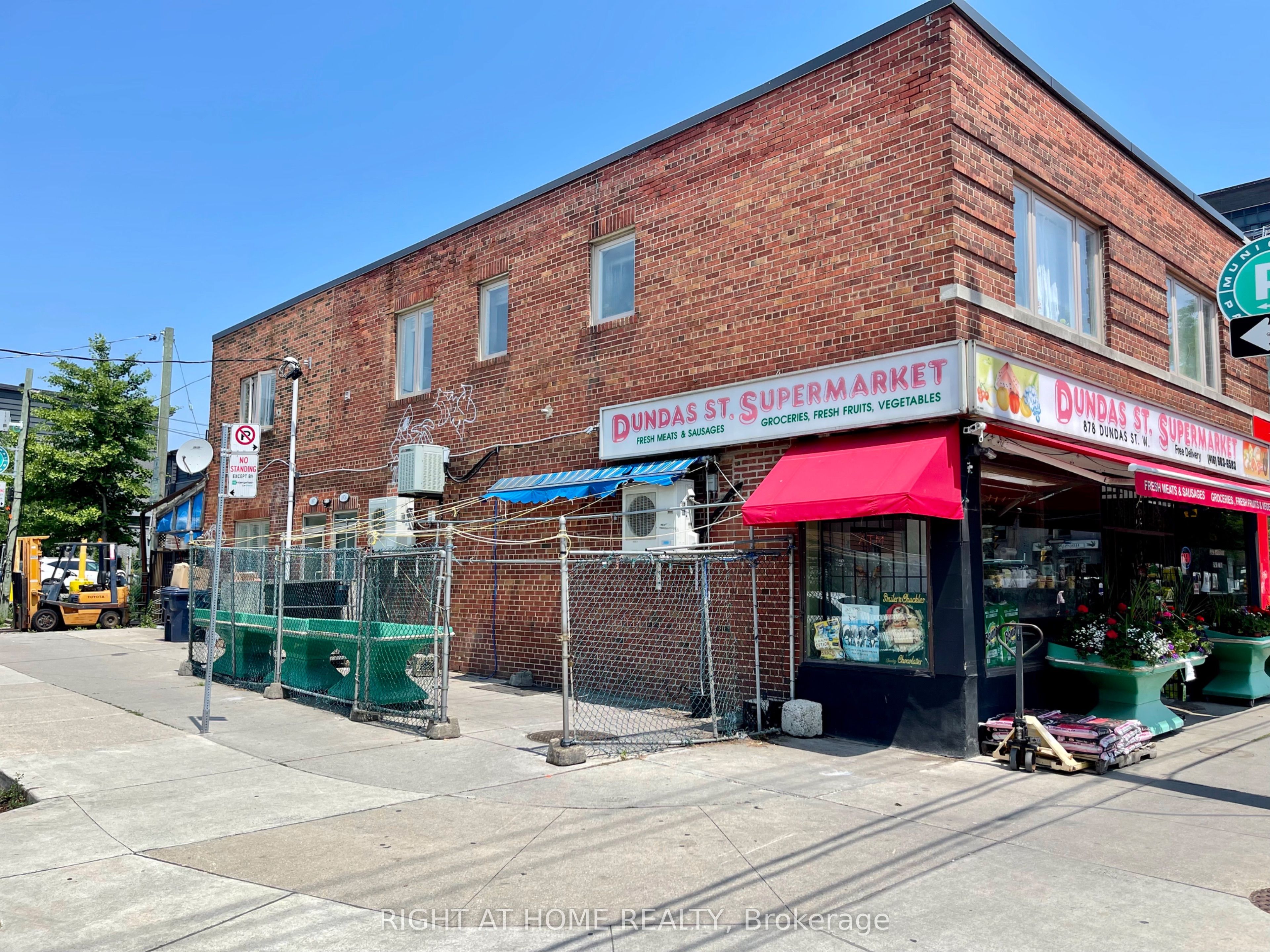 878 Dundas Street
