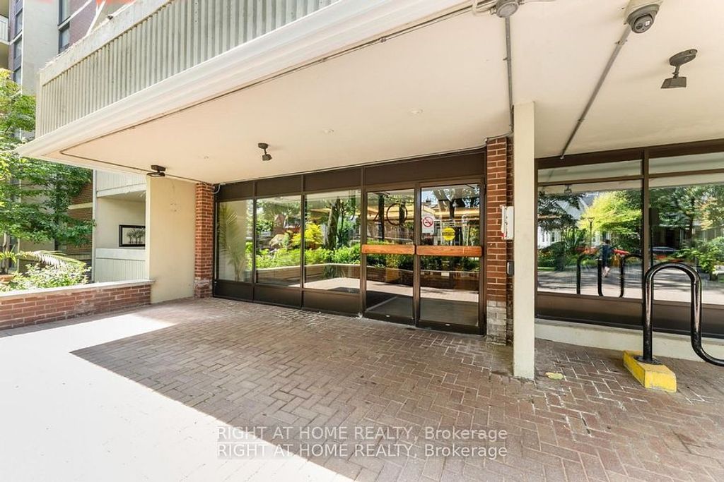 Photo of 40 Homewood Avenue #2201, Toronto, ON M4Y 2K2 (MLS # C12637758)