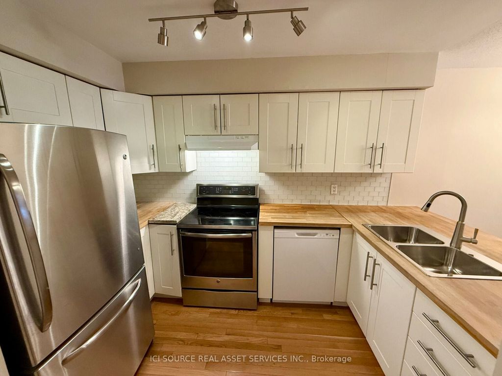 Photo of 8 Blue Moon Private, Manor Park - Cardinal Glen and Area, ON K1K 4K6 (MLS # X12885572)