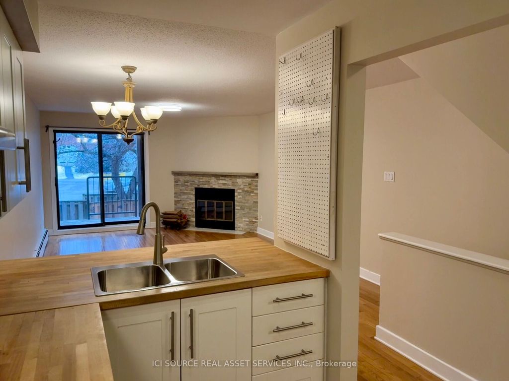 Photo of 8 Blue Moon Private, Manor Park - Cardinal Glen and Area, ON K1K 4K6 (MLS # X12885572)