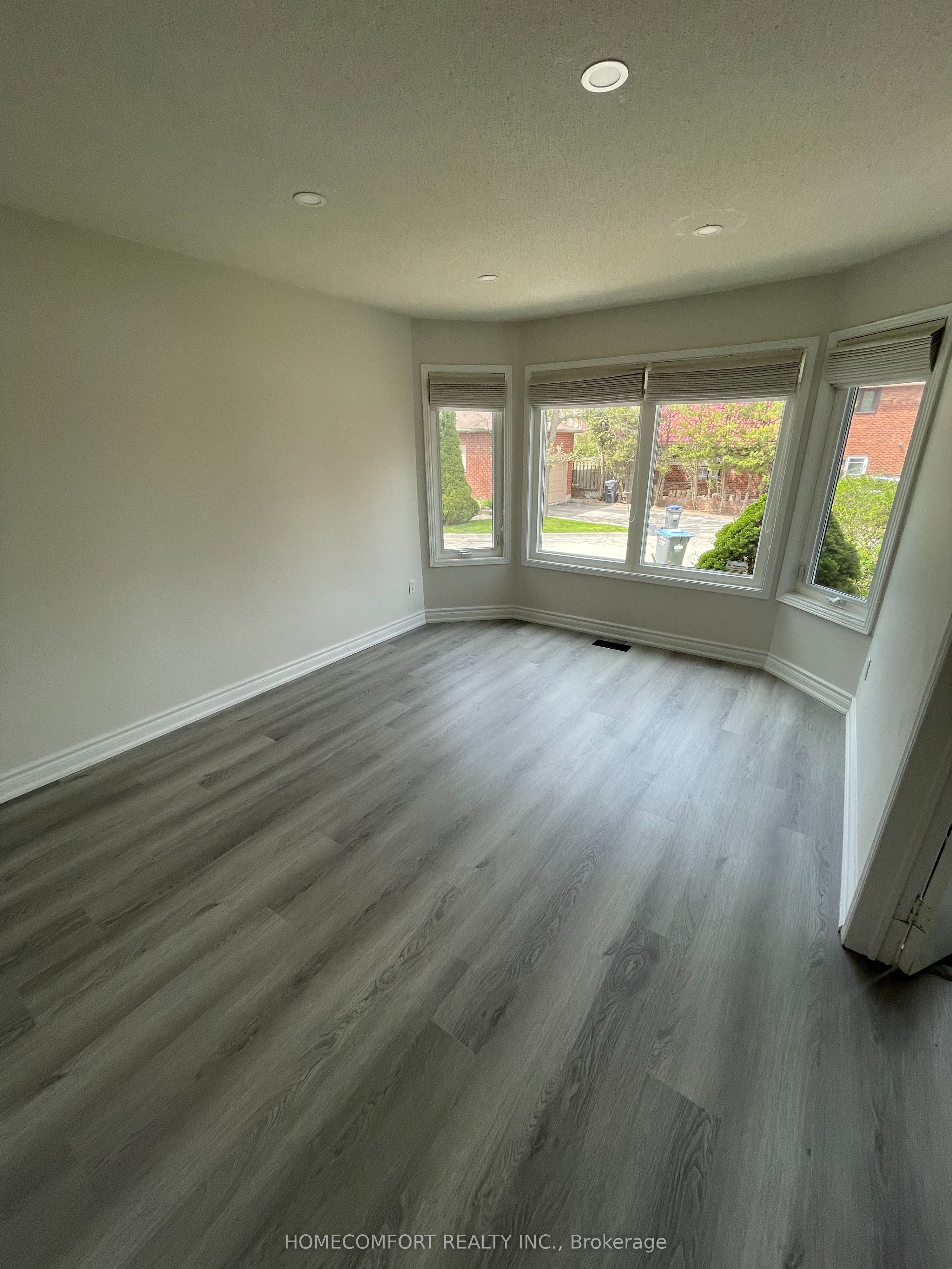 6704 Tenth Line W