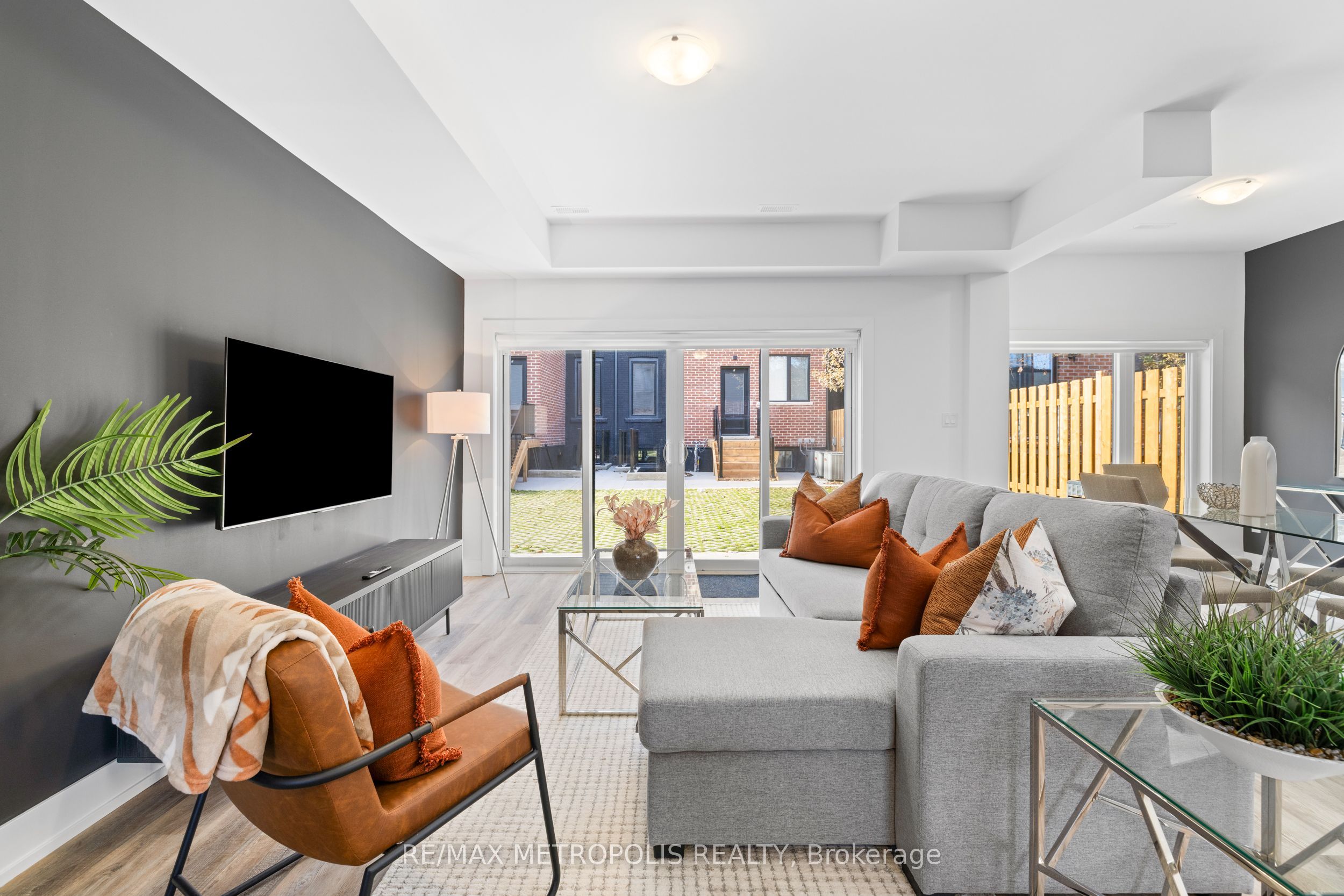 449 Lansdowne Avenue Laneway