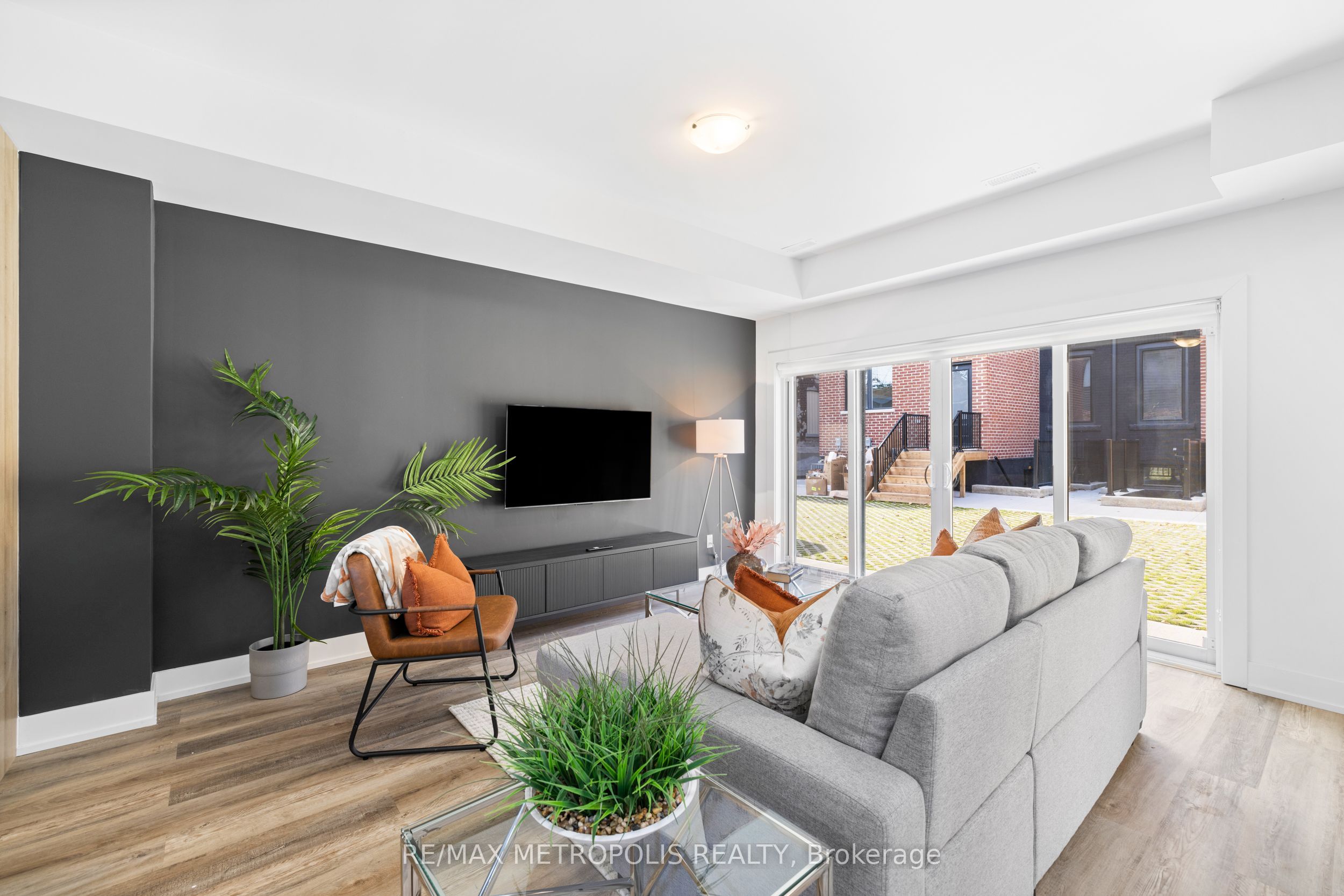 449 Lansdowne Avenue Laneway